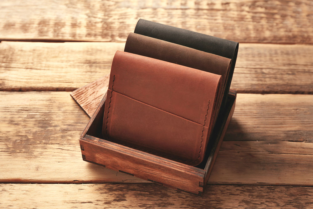 kelebihan dan kekurangan dompet kulit asli